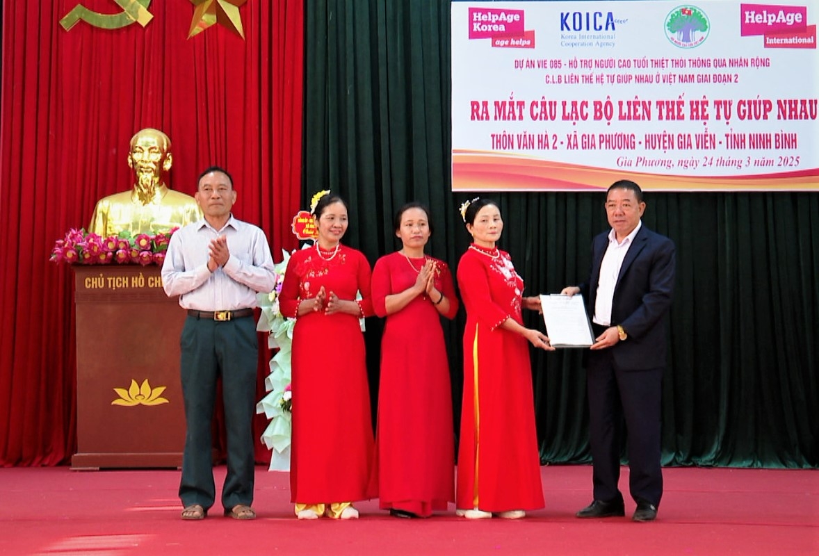 Ra mắt CLB LTHTGN ở Ninh Bình Ra mắt CLB LTHTGN ở Ninh Bình
