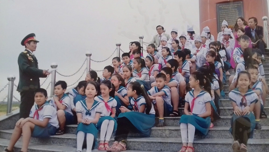Cựu chiến binh nói chuyện truyền thống lịch sử với các cháu học sinh, góp phần bảo vệ nền tảng tư tưởng của Đảng. Cựu chiến binh nói chuyện truyền thống lịch sử với các cháu học sinh, góp phần bảo vệ nền tảng tư tưởng của Đảng.