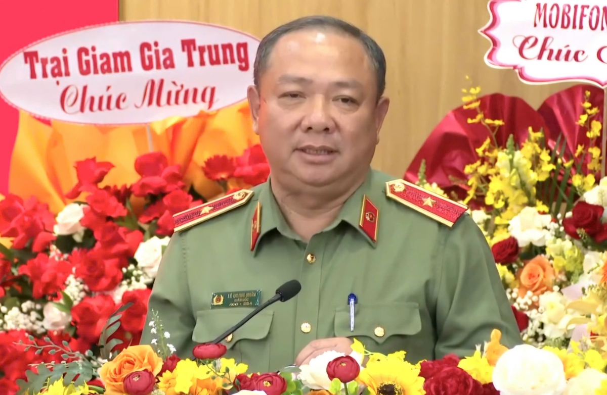 Thiếu tướng Lê Quang Nhân phát biểu chỉ đạo tại lễ thăng cấp bậc hàm Công an tỉnh Gia Lai Thiếu tướng Lê Quang Nhân phát biểu chỉ đạo tại lễ thăng cấp bậc hàm Công an tỉnh Gia Lai