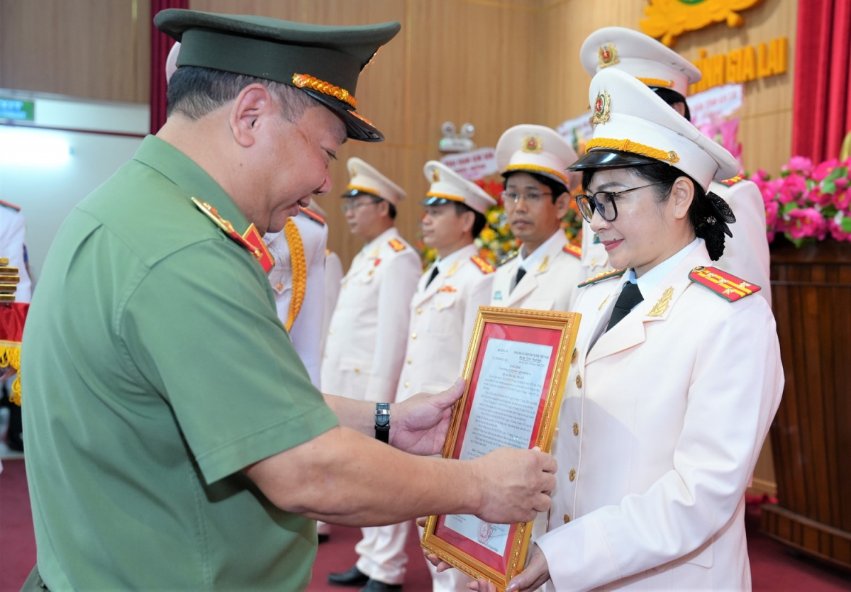 Lãnh đạo Công an tỉnh Gia Lai trao quyết định thăng cấp Đại tá, Thượng tá cho 140 cán bộ, chiến sĩ. Lãnh đạo Công an tỉnh Gia Lai trao quyết định thăng cấp Đại tá, Thượng tá cho 140 cán bộ, chiến sĩ.