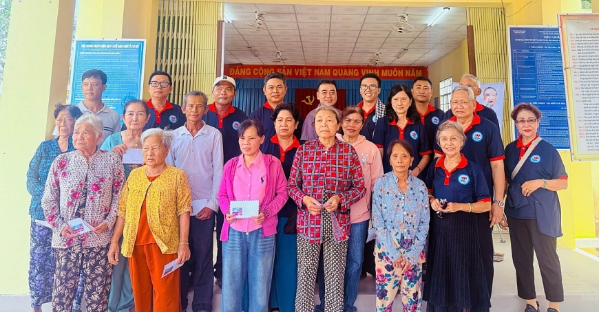 undefined Chi bộ Khu phố 11 đã phối hợp cùng chính quyền xã Hưng Mỹ trao tặng 12 phần quà (mỗi phần trị giá 500.000 đồng) cho các gia đình chính sách và người cao tuổi có hoàn cảnh khó khăn