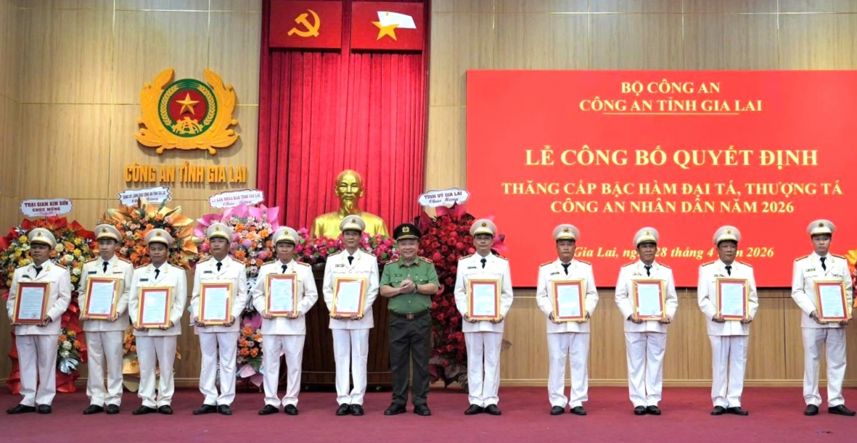 Các cán bộ, chiến sĩ Công an tỉnh Gia Lai vinh dự nhận quyết định thăng cấp bậc hàm trong buổi lễ trang trọng Các cán bộ, chiến sĩ Công an tỉnh Gia Lai vinh dự nhận quyết định thăng cấp bậc hàm trong buổi lễ trang trọng