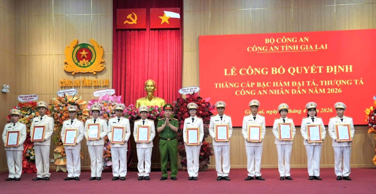 Các sĩ quan Công an tỉnh Gia Lai nhận quân hàm mới, đánh dấu bước trưởng thành trong công tác Các sĩ quan Công an tỉnh Gia Lai nhận quân hàm mới, đánh dấu bước trưởng thành trong công tác