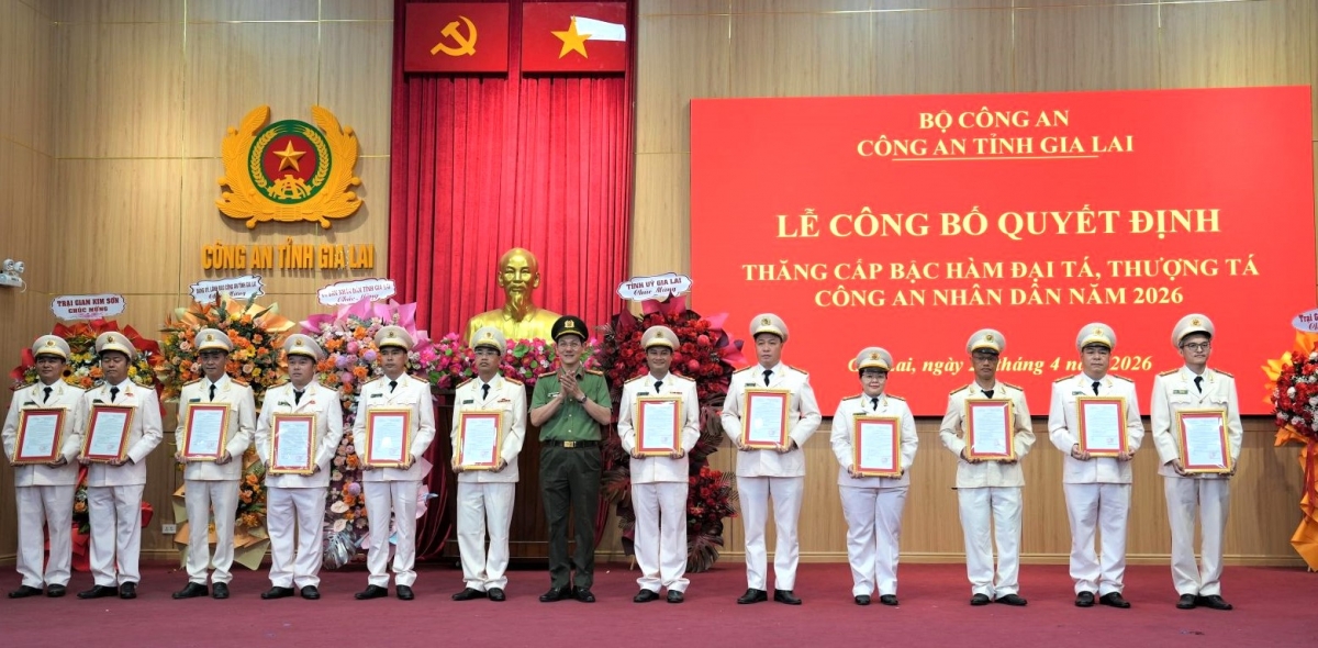 Lãnh đạo Công an tỉnh Gia Lai trao quyết định, chúc mừng các cán bộ, chiến sĩ được thăng cấp Lãnh đạo Công an tỉnh Gia Lai trao quyết định, chúc mừng các cán bộ, chiến sĩ được thăng cấp