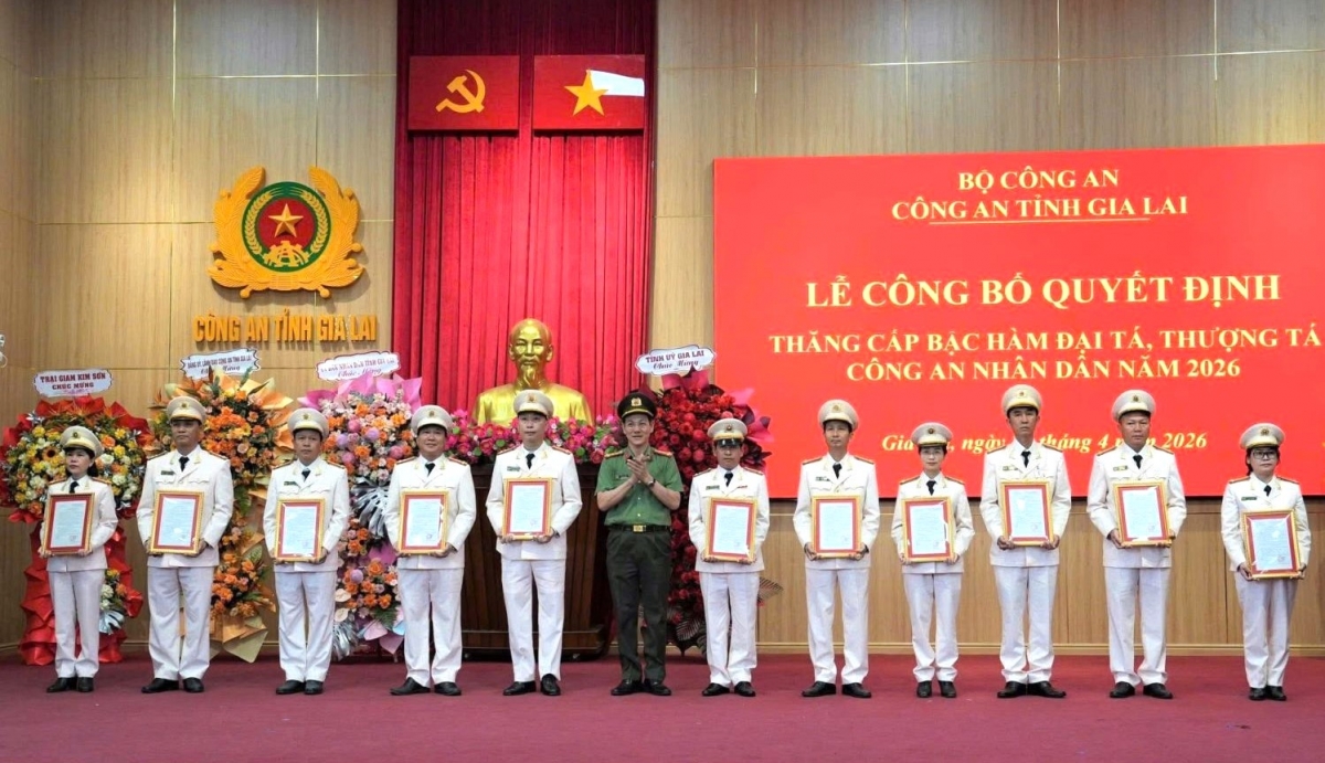 Các sĩ quan Công an tỉnh Gia Lai nhận quân hàm mới, đánh dấu bước trưởng thành trong công tác Các sĩ quan Công an tỉnh Gia Lai nhận quân hàm mới, đánh dấu bước trưởng thành trong công tác
