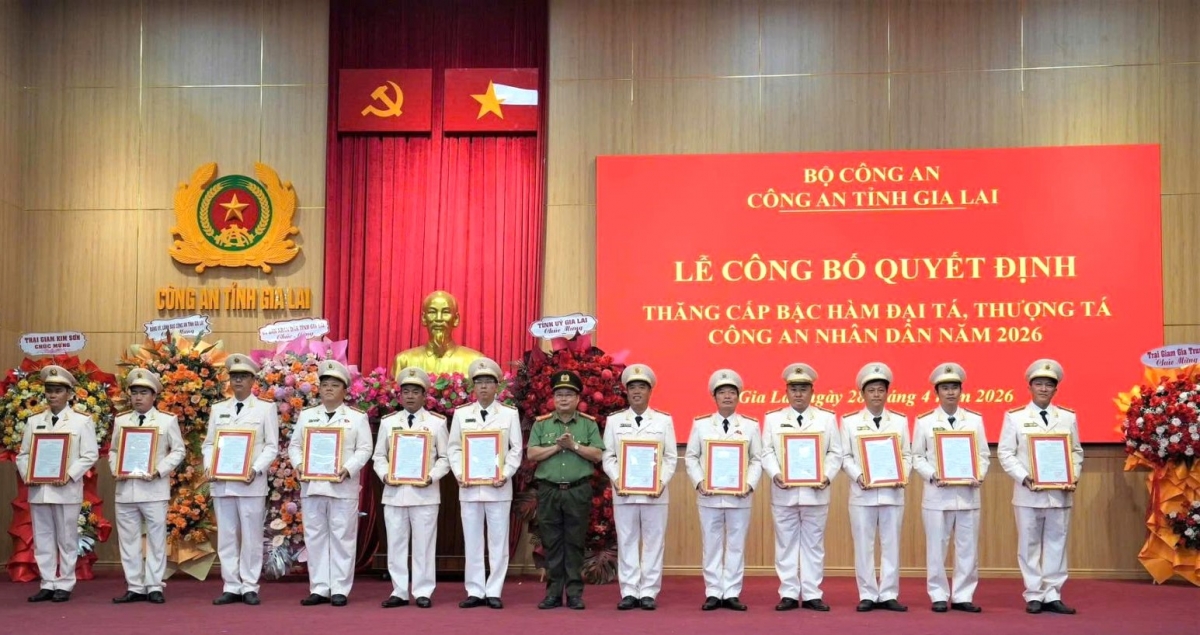 Cán bộ, chiến sĩ Công an tỉnh Gia Lai nhận quân hàm mới, sẵn sàng đáp ứng yêu cầu nhiệm vụ trong tình hình mới Cán bộ, chiến sĩ Công an tỉnh Gia Lai nhận quân hàm mới, sẵn sàng đáp ứng yêu cầu nhiệm vụ trong tình hình mới