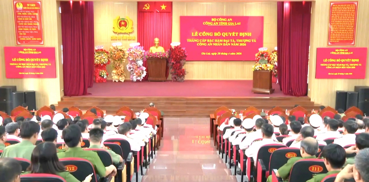 Quang cảnh buổi lễ trao quyết định thăng cấp bậc hàm tại Công an tỉnh Gia Lai Quang cảnh buổi lễ trao quyết định thăng cấp bậc hàm tại Công an tỉnh Gia Lai