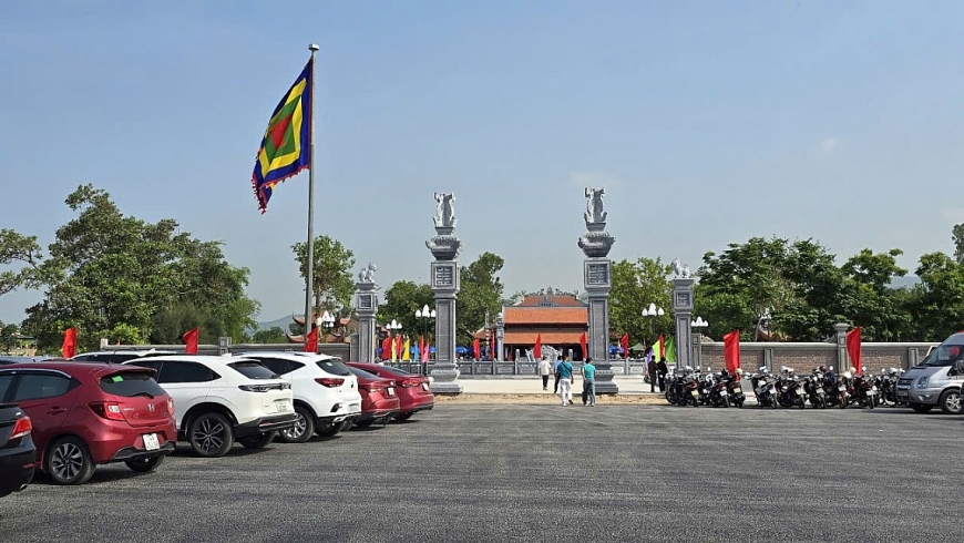 Đền thờ Anh nghị Đại vương, Tiến sỹ Vũ Phi Hổ ở khu Tân Tiến, phường Hoành Bồ. Đền thờ Anh nghị Đại vương, Tiến sỹ Vũ Phi Hổ ở khu Tân Tiến, phường Hoành Bồ.