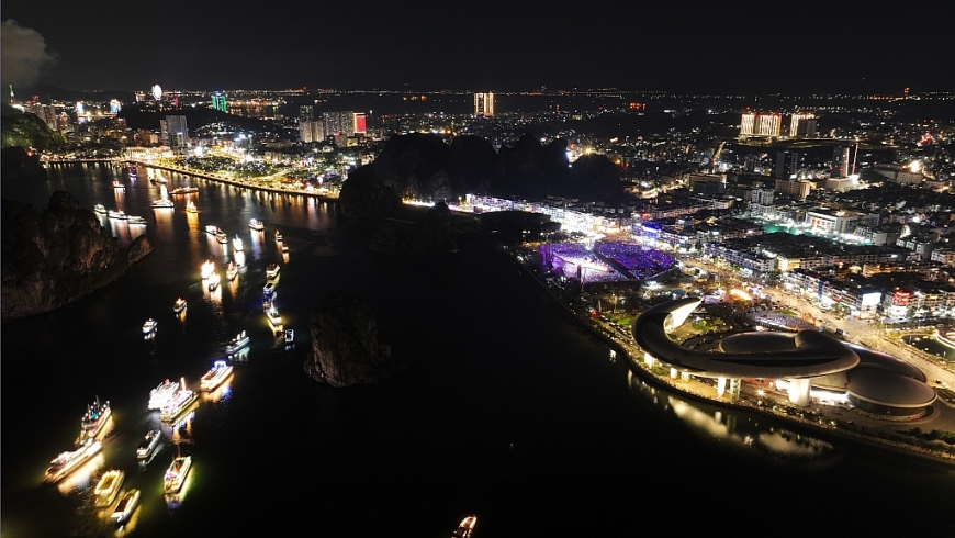 Những con tàu được trang hoàng bởi hệ thống đèn LED đa sắc màu, tạo nên một Carnaval Hạ Long 2026 - Kỳ quan sôi động - bừng sáng – khát vọng vươn tầm