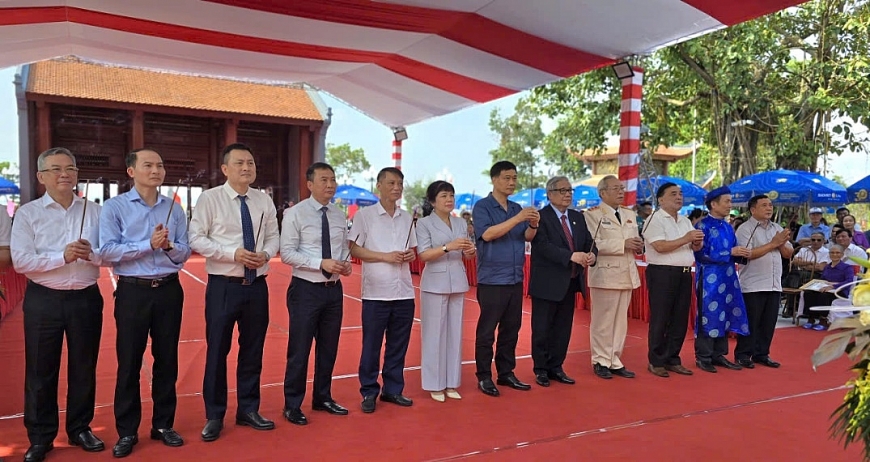 Các đồng chí lãnh đạo địa phương và Thường trực HĐDH Vũ – Võ Việt Nam và tỉnh Quảng Ninh thực hiện nghi lễ dâng hương Phó đô Ngự sử Anh nghị Đại vương, Tiến sỹ Vũ Phi Hổ. Các đồng chí lãnh đạo địa phương và Thường trực HĐDH Vũ – Võ Việt Nam và tỉnh Quảng Ninh thực hiện nghi lễ dâng hương Phó đô Ngự sử Anh nghị Đại vương, Tiến sỹ Vũ Phi Hổ.
