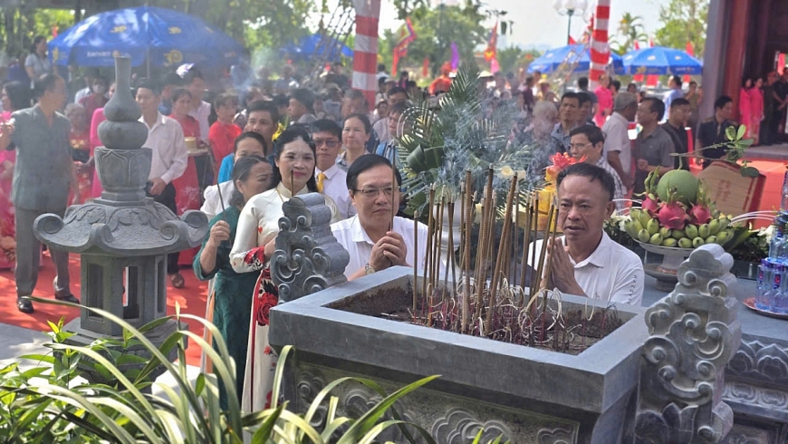 Con cháu dòng họ Vũ – Võ, nhân dân và du khách khách thập phương dâng hương Phó đô Ngự sử Anh nghị Đại vương, Tiến sỹ Vũ Phi Hổ. Con cháu dòng họ Vũ – Võ, nhân dân và du khách khách thập phương dâng hương Phó đô Ngự sử Anh nghị Đại vương, Tiến sỹ Vũ Phi Hổ.