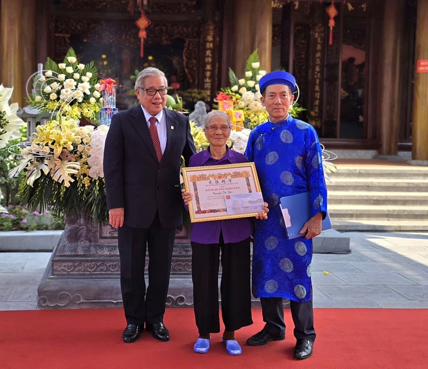 Giáo sư, TSKH, NGND Vũ Minh Giang, Chủ tịch HĐDH Vũ –Võ Việt Nam Và ông Vũ Đình Được, Chủ tịch HĐDH Vũ – Võ tỉnh Quảng Ninh trao bằng Vũ tộc Tinh hoa và 20.000.000đ là tiền đóng góp của các doanh nhân trong dòng họ tri ân bà Nguyễn Thị Đào trong việc gìn giữ và bảo tồn di tích. Giáo sư, TSKH, NGND Vũ Minh Giang, Chủ tịch HĐDH Vũ –Võ Việt Nam Và ông Vũ Đình Được, Chủ tịch HĐDH Vũ – Võ tỉnh Quảng Ninh trao bằng Vũ tộc Tinh hoa và 20.000.000đ là tiền đóng góp của các doanh nhân trong dòng họ tri ân bà Nguyễn Thị Đào trong việc gìn giữ và bảo tồn di tích.