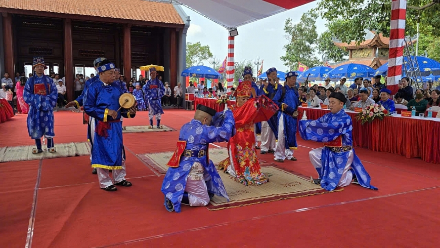 Nghi thức Tế nam theo truyền thống được HĐDH Vũ – Võ tỉnh Quảng Ninh tổ chức trang trọng tại sân Đền. Nghi thức Tế nam theo truyền thống được HĐDH Vũ – Võ tỉnh Quảng Ninh tổ chức trang trọng tại sân Đền.