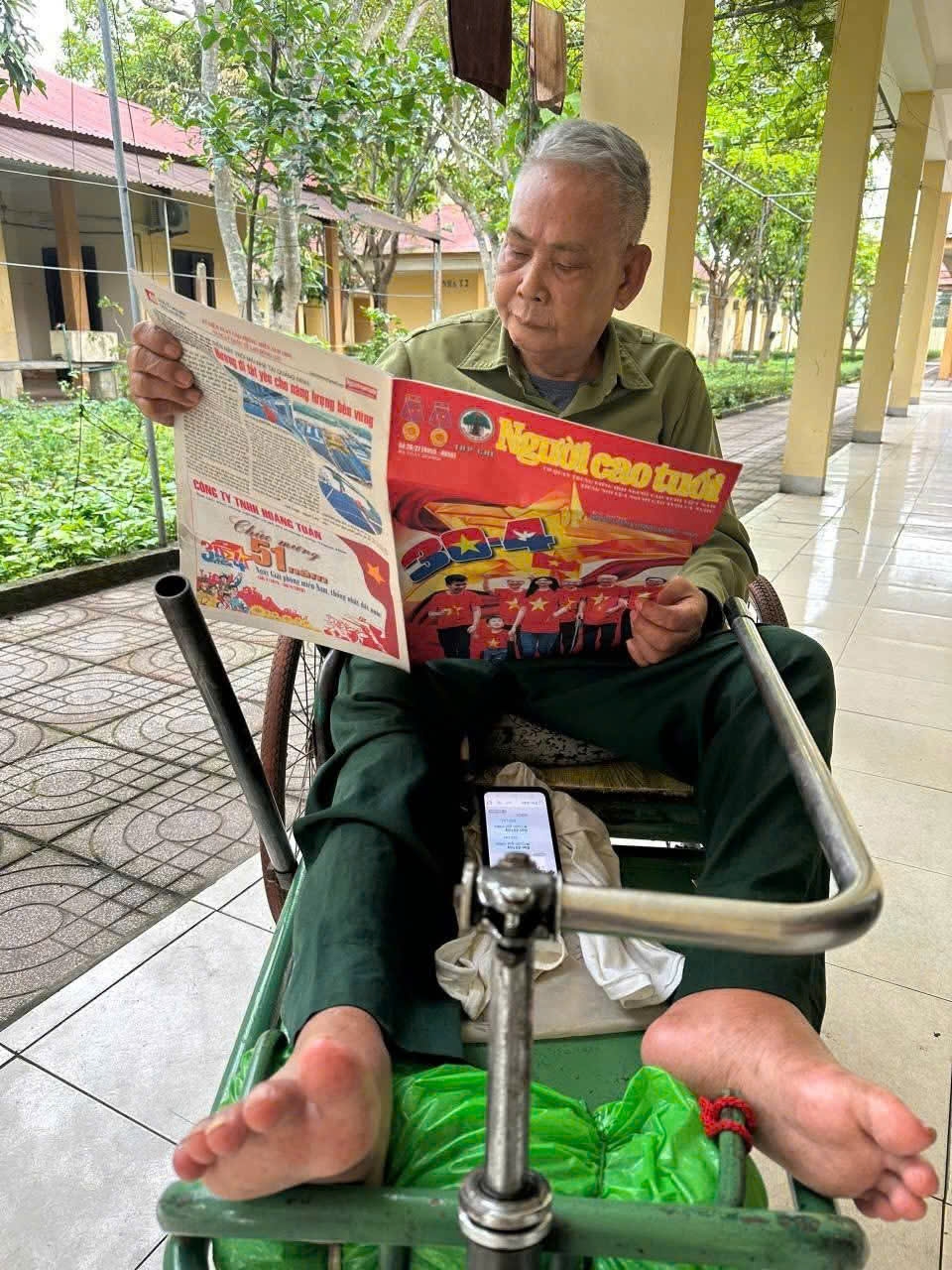 Bác thương binh say sưa đọc số đặc biệt Tạp chí Người cao tuổi Bác thương binh say sưa đọc số đặc biệt Tạp chí Người cao tuổi