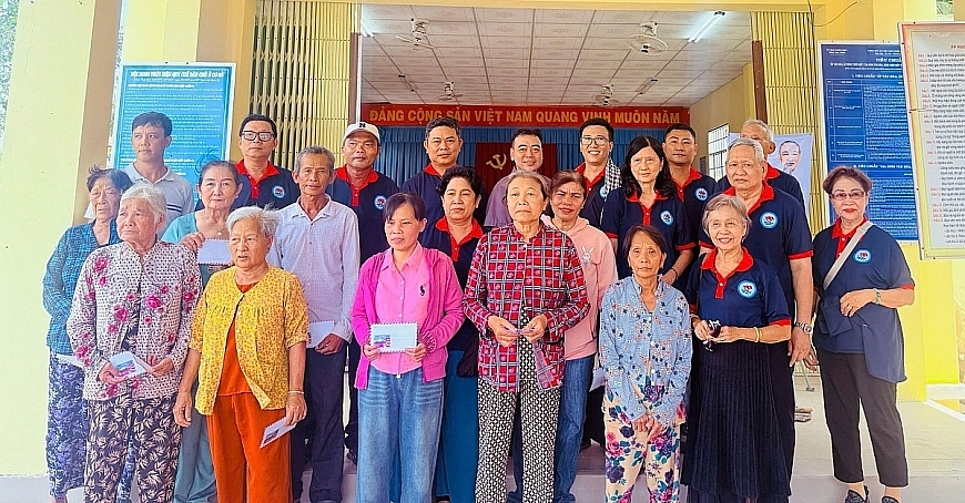 Chi bộ khu phố 11 phối hợp cùng chính quyền xã Hưng Mỹ trao tặng 12 phần quà cho các gia đình chính sách và NCT hoàn cảnh khó khăn. Chi bộ khu phố 11 phối hợp cùng chính quyền xã Hưng Mỹ trao tặng 12 phần quà cho các gia đình chính sách và NCT hoàn cảnh khó khăn.