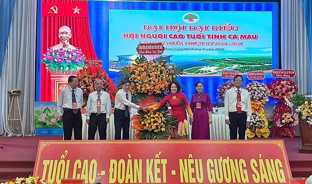 Thay mặt Trung ương Hội NCT Việt Việt bà Nguyễn Thị Tư tặng hoa chúc mừng Đại hội. Thay mặt Trung ương Hội NCT Việt Việt bà Nguyễn Thị Tư tặng hoa chúc mừng Đại hội.