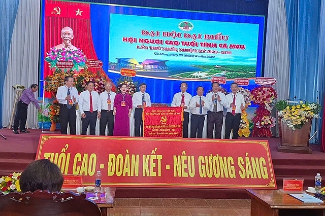 Thay mặt Tỉnh ủy ông Lê Thanh Triều, Ủy viên Ban Thường vụ Tỉnh ủy, Phó Chủ tịch Thường trực Ủy ban MTTQ Việt Nam tỉnh Cà Mau tặng bức trướng chúc mừng Đại hội. Thay mặt Tỉnh ủy ông Lê Thanh Triều, Ủy viên Ban Thường vụ Tỉnh ủy, Phó Chủ tịch Thường trực Ủy ban MTTQ Việt Nam tỉnh Cà Mau tặng bức trướng chúc mừng Đại hội.