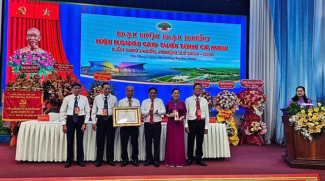 Thừa ủy quyền của Chủ tịch nước, ông Bùi Tấn Bảy, Ủy viên Ban Thường vụ Tỉnh ủy, Phó Chủ tịch Thường trực HĐND tỉnh Cà Mau trao tặng Huân chương Lao động hạng Ba cho Hội NCT tỉnh Cà Mau. Thừa ủy quyền của Chủ tịch nước, ông Bùi Tấn Bảy, Ủy viên Ban Thường vụ Tỉnh ủy, Phó Chủ tịch Thường trực HĐND tỉnh Cà Mau trao tặng Huân chương Lao động hạng Ba cho Hội NCT tỉnh Cà Mau.