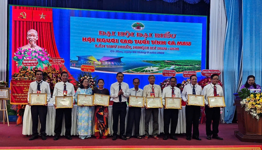 Ông Ngô Vũ Thăng, Phó Chủ tịch UBND tỉnh, Trưởng Ban Công tác NCT tỉnh khen thưởng các tập thể và cá nhân có thành tích xuất sắc trong công tác Hội giai đoạn 2021–2026. Ông Ngô Vũ Thăng, Phó Chủ tịch UBND tỉnh, Trưởng Ban Công tác NCT tỉnh khen thưởng các tập thể và cá nhân có thành tích xuất sắc trong công tác Hội giai đoạn 2021–2026.