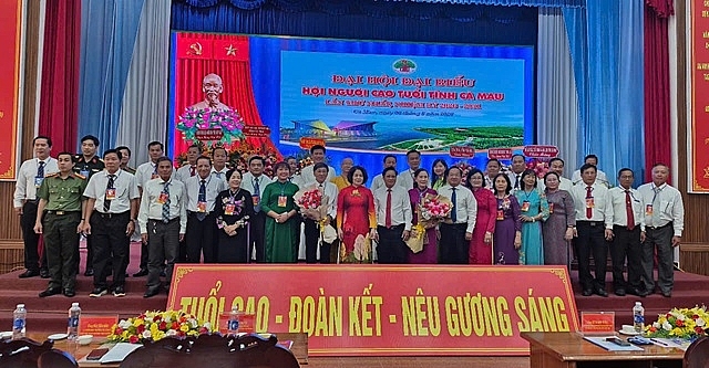 Lãnh đạo Trung ương Hội NCT Việt Việt, Tỉnh ủy Cà Mau tặng hoa chúc mừng Ban Chấp hành khóa mới. Lãnh đạo Trung ương Hội NCT Việt Việt, Tỉnh ủy Cà Mau tặng hoa chúc mừng Ban Chấp hành khóa mới.