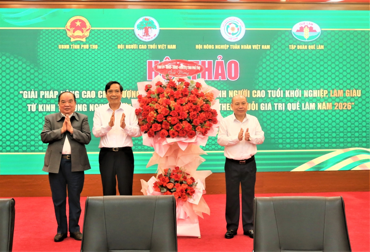 Lãnh đạo tỉnh Phú Thọ tặng hoa chúc mừng Hội thảo Lãnh đạo tỉnh Phú Thọ tặng hoa chúc mừng Hội thảo