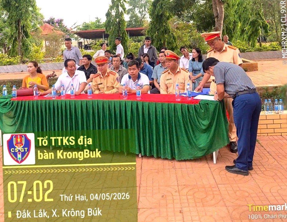 CSGT Krông Búk hướng dẫn học sinh THPT tại Đắk Lắk kỹ năng lái xe an toàn, góp phần vun đắp văn hóa giao thông học đường và phòng ngừa tai nạn giao thông CSGT Krông Búk hướng dẫn học sinh THPT tại Đắk Lắk kỹ năng lái xe an toàn, góp phần vun đắp văn hóa giao thông học đường và phòng ngừa tai nạn giao thông