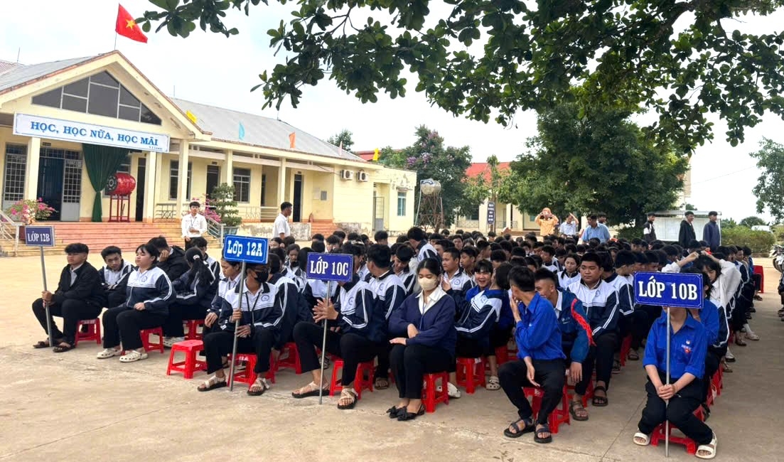 Văn hóa giao thông học đường được lan tỏa thông qua các buổi tuyên truyền dành cho học sinh THPT tại Đắk Lắk. Văn hóa giao thông học đường được lan tỏa thông qua các buổi tuyên truyền dành cho học sinh THPT tại Đắk Lắk.