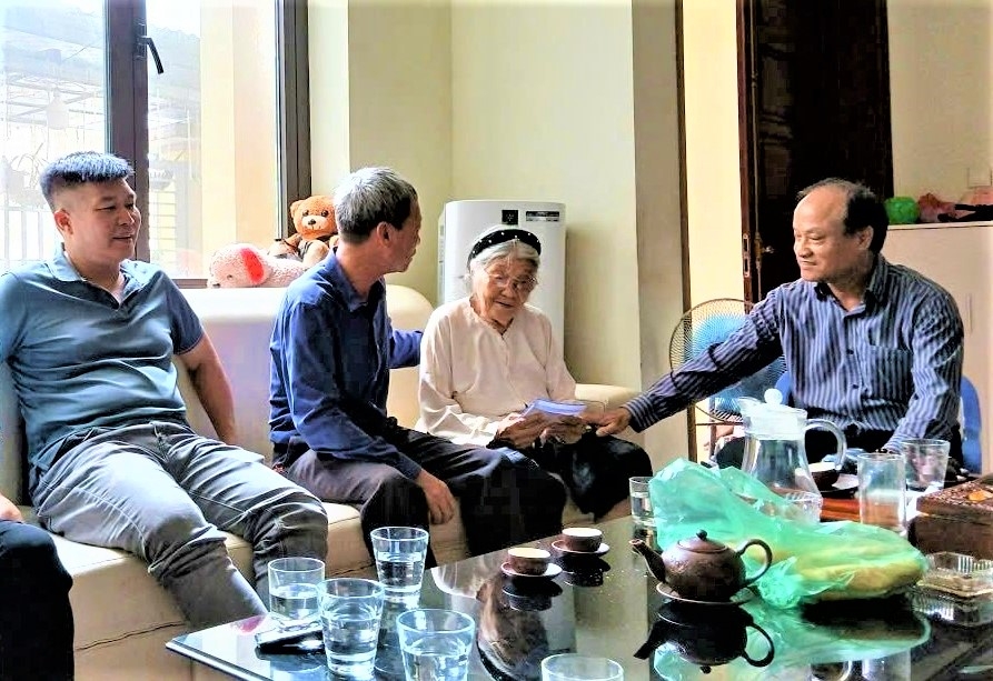 Các Chi hội NCT trên địa bàn phường Tây Hồ đã triển khai nhiều hoạt động thăm hỏi, tặng quà các hội viên Các Chi hội NCT trên địa bàn phường Tây Hồ đã triển khai nhiều hoạt động thăm hỏi, tặng quà các hội viên
