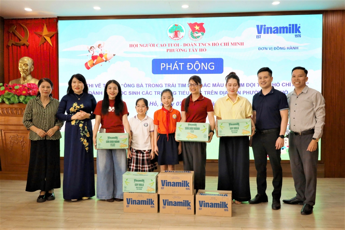 Trao quà của Công ty CP Sữa Việt Nam (Vinamilk) cho các trường tiểu học tham gia cuộc thi Trao quà của Công ty CP Sữa Việt Nam (Vinamilk) cho các trường tiểu học tham gia cuộc thi