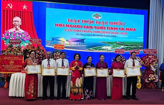 Nhiều tập thể, cá nhân được Trung ương Hội Người cao tuổi Việt Nam khen thưởng vì có thành tích xuất sắc trong công tác chăm sóc người cao tuổi trên địa bàn tỉnh. Nhiều tập thể, cá nhân được Trung ương Hội Người cao tuổi Việt Nam khen thưởng vì có thành tích xuất sắc trong công tác chăm sóc người cao tuổi trên địa bàn tỉnh.
