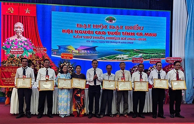 Nhiều tập thể, cá nhân được Chủ tịch UBND tỉnh Cà Mau khen thưởng vì có thành tích tiêu biểu trong công tác chăm sóc người cao tuổi trên địa bàn tỉnh. Nhiều tập thể, cá nhân được Chủ tịch UBND tỉnh Cà Mau khen thưởng vì có thành tích tiêu biểu trong công tác chăm sóc người cao tuổi trên địa bàn tỉnh.
