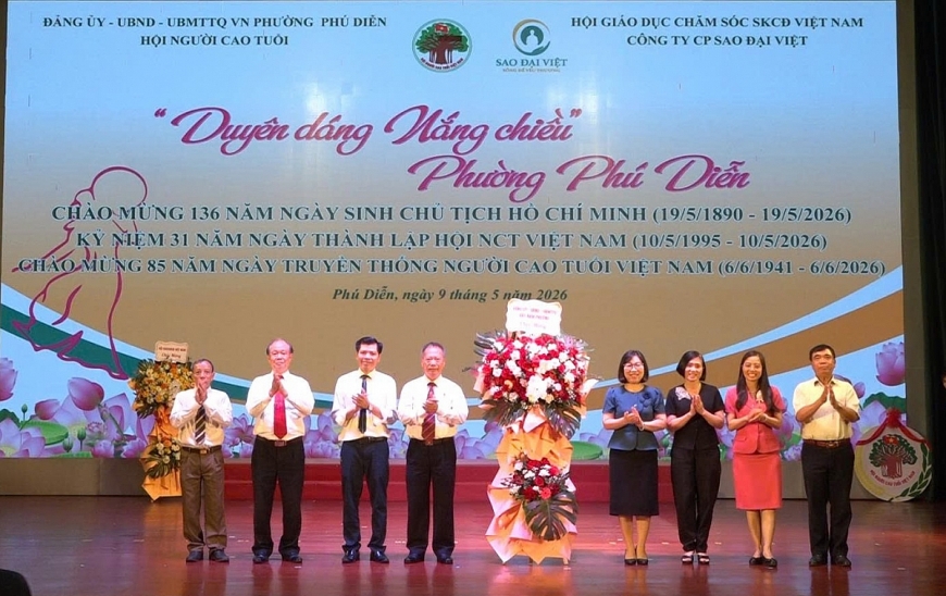 Lãnh đạo địa phương chúc mừng Hội người cao tuổi Phú Diễn Lãnh đạo địa phương chúc mừng Hội người cao tuổi Phú Diễn