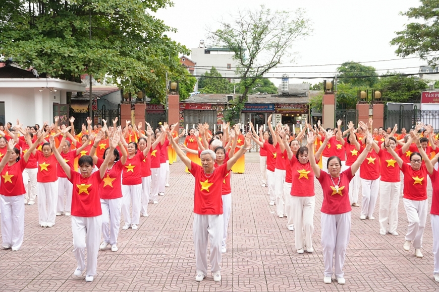 biểu diễn các tiết mục dưỡng sinh đặc sắc như: Thái Cực Quyền, Việt Nam quê hương tôi, Khỏe vì nước và Hành trình Tự Giác Tâm, do các ‘Nắng chiều” thể hiện tại sân ngoài trời Trung tâm văn hóa. biểu diễn các tiết mục dưỡng sinh đặc sắc như: Thái Cực Quyền, Việt Nam quê hương tôi, Khỏe vì nước và Hành trình Tự Giác Tâm, do các ‘Nắng chiều” thể hiện tại sân ngoài trời Trung tâm văn hóa.