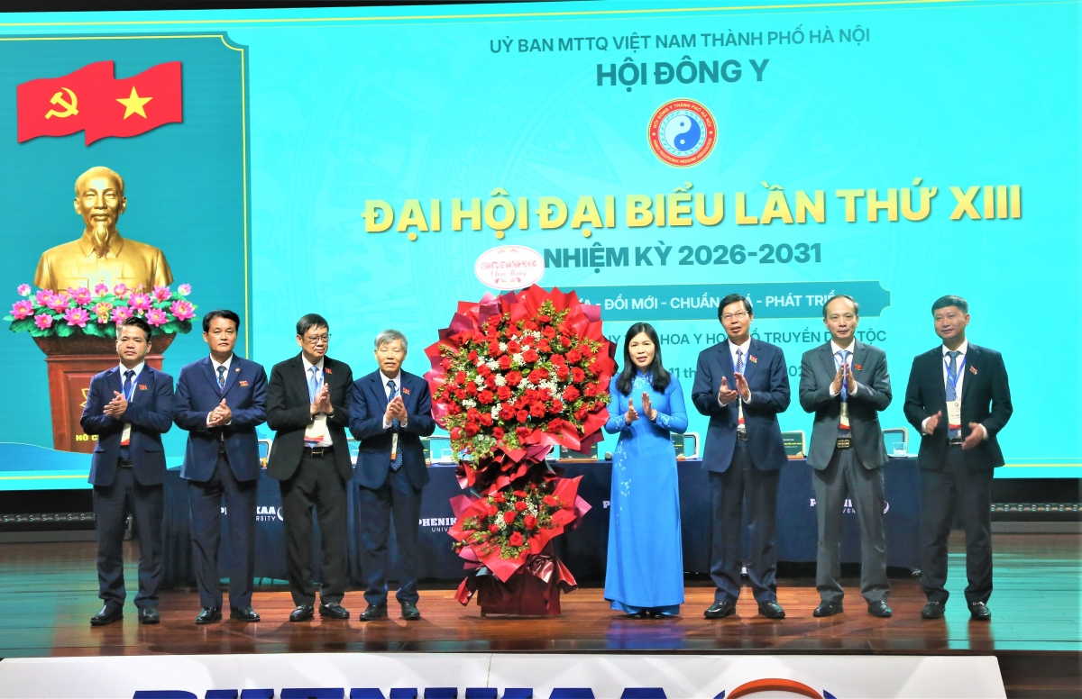 Lãnh đạo thành phố Hà Nội tặng hoa chúc mừng Đại hội