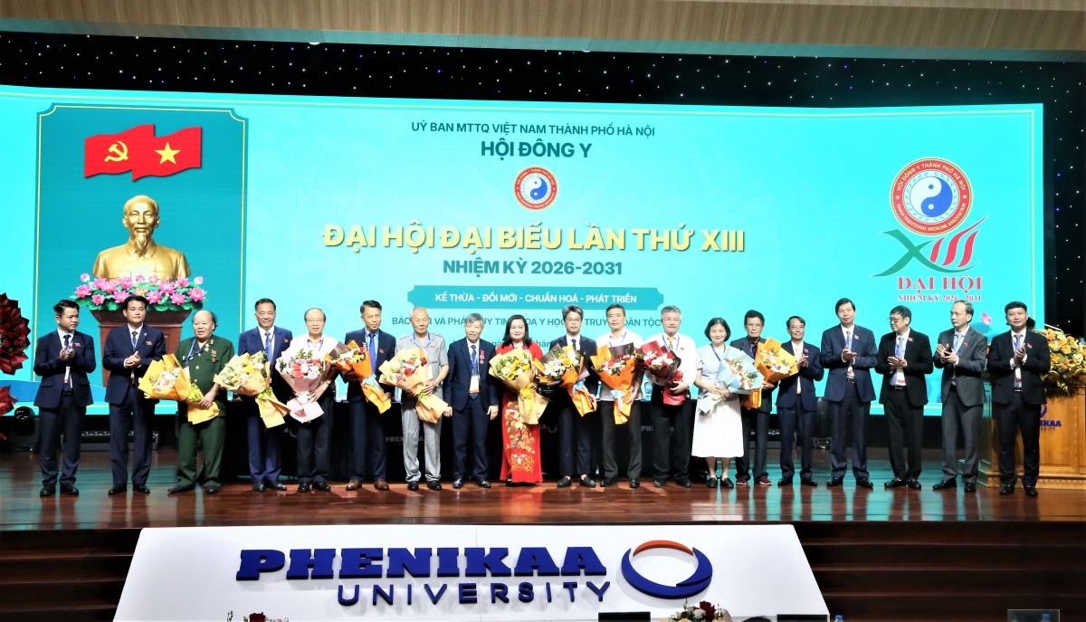 Tặng hoa tri ân các đơn vị, doanh nghiệp đồng hành cùng Hội Đông y TP Hà Nội