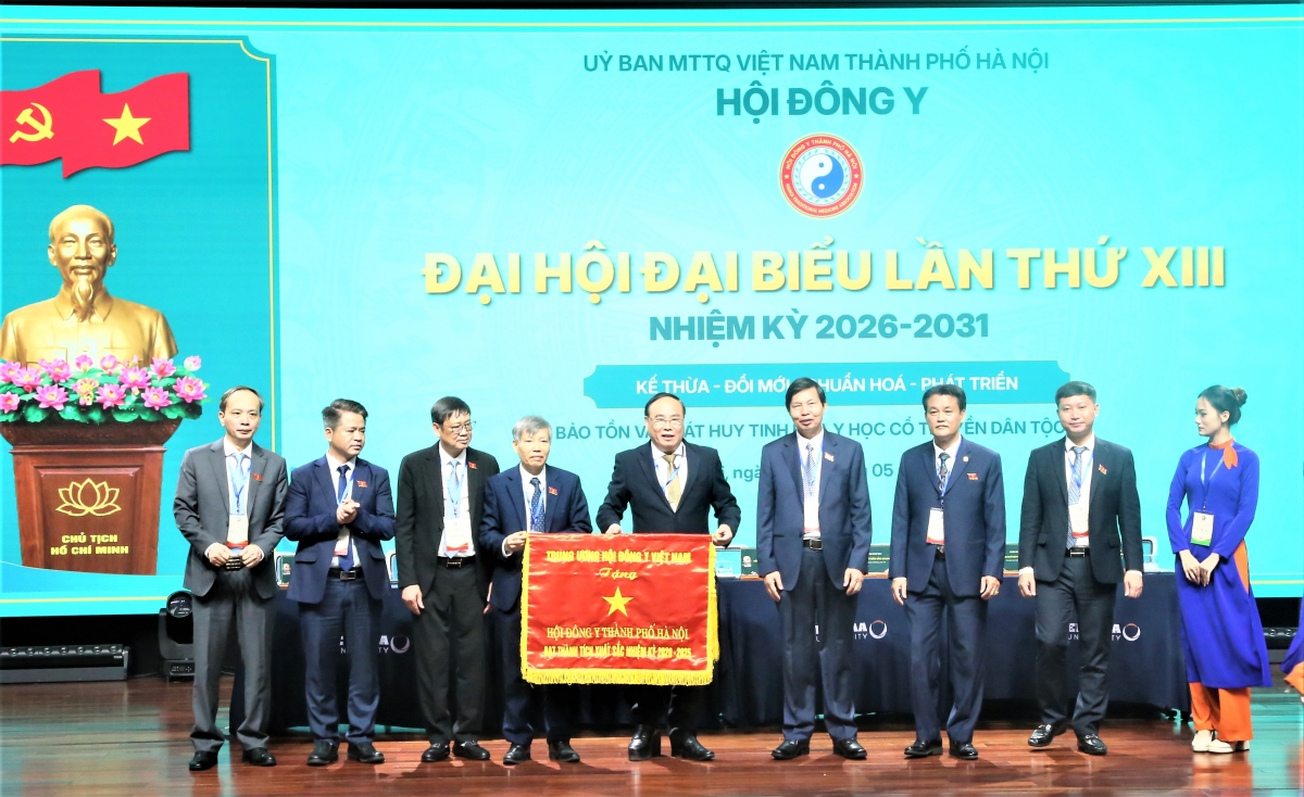 Hội Đông y Việt Nam tặng Cờ đơn vị xuất sắc cho Hội Đông y TP Hà Nội