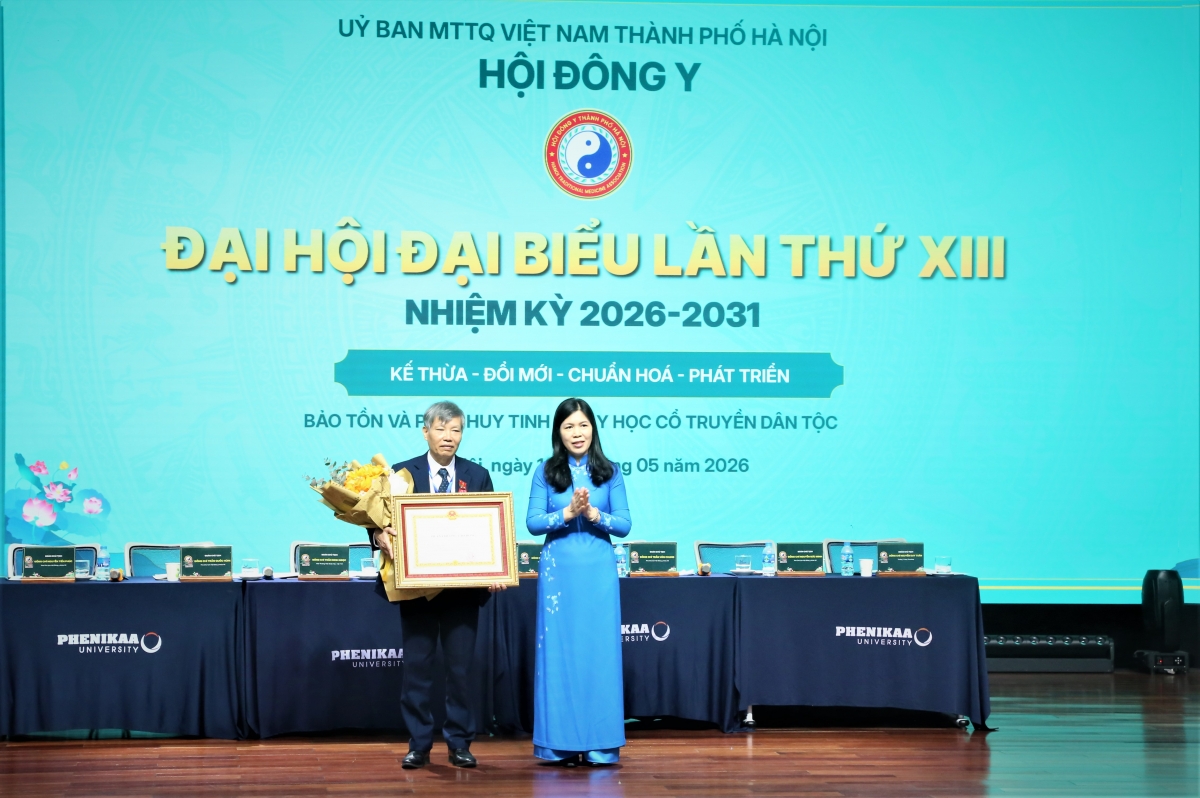 Thừa ủy quyền của Chủ tịch nước, lãnh đạo Ủy ban MTTQ TP Hà Nội trao Huân chương Lao động hạng nhì cho ông Nguyễn Văn Dung