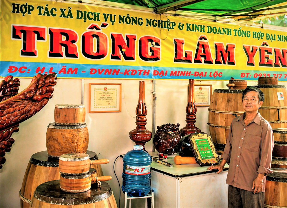 Ông Phan Văn Hai bên gian hàng triển lãm trống Lâm Yên tại Hội chợ huyện Đại Lộc cũ. Nhất trống Lâm Yên