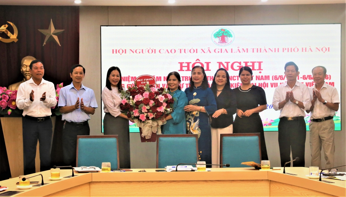 Lãnh đạo xã Gia Lâm tặng hoa chúc mừng Hội nghị Lãnh đạo xã Gia Lâm tặng hoa chúc mừng Hội nghị