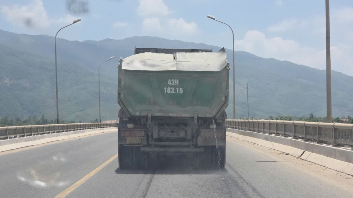 Đà Nẵng: Xe chở cát, sỏi nối đuôi nhau trên QL14B, người cao tuổi bất an Đà Nẵng: Xe chở cát, sỏi nối đuôi nhau trên QL14B, người cao tuổi bất an