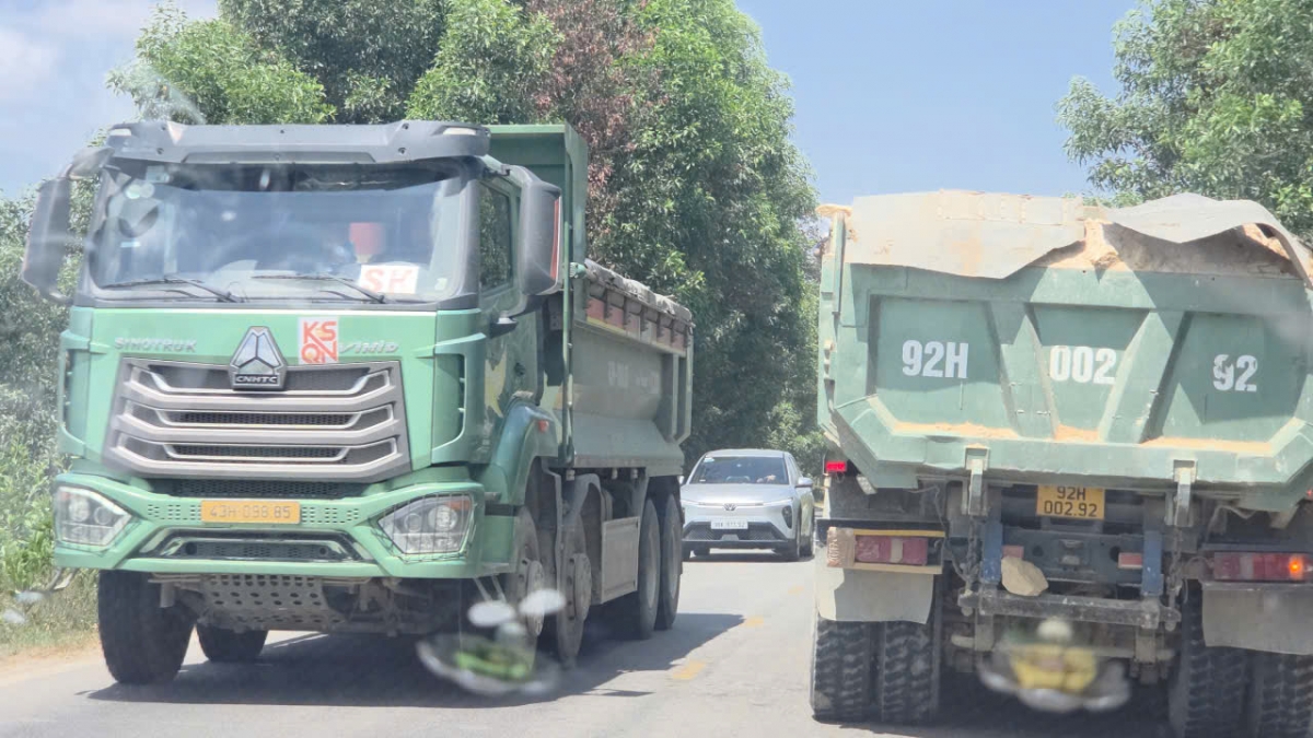 Xe tải chở cát, sỏi có dấu hiệu quá khổ quá tải trên tuyến QL 14B Xe tải chở cát, sỏi có dấu hiệu quá khổ quá tải trên tuyến QL 14B
