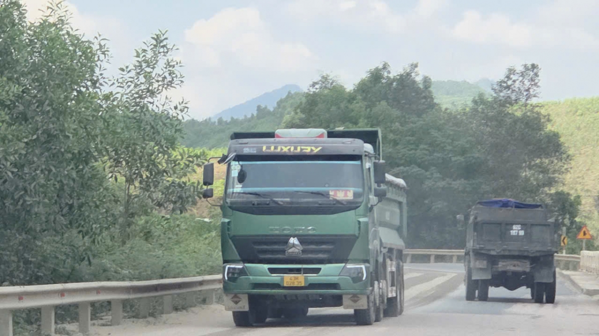 Đà Nẵng: Xe chở cát, sỏi nối đuôi nhau trên QL14B, người cao tuổi bất an Đà Nẵng: Xe chở cát, sỏi nối đuôi nhau trên QL14B, người cao tuổi bất an