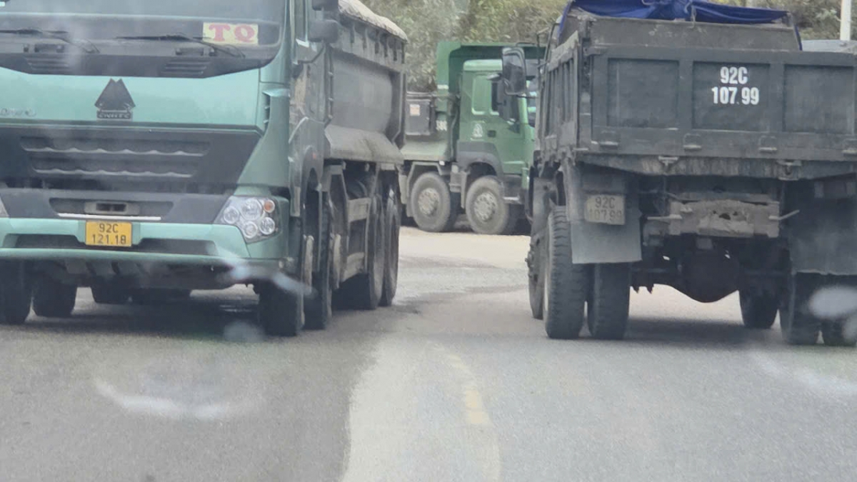 Xe vào mỏ Pha Lê Đà Nẵng: Xe chở cát, sỏi nối đuôi nhau trên QL14B, người cao tuổi bất an