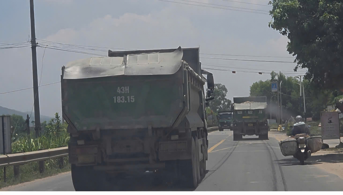 Đà Nẵng: Xe chở cát, sỏi nối đuôi nhau trên QL14B, người cao tuổi bất an Đà Nẵng: Xe chở cát, sỏi nối đuôi nhau trên QL14B, người cao tuổi bất an