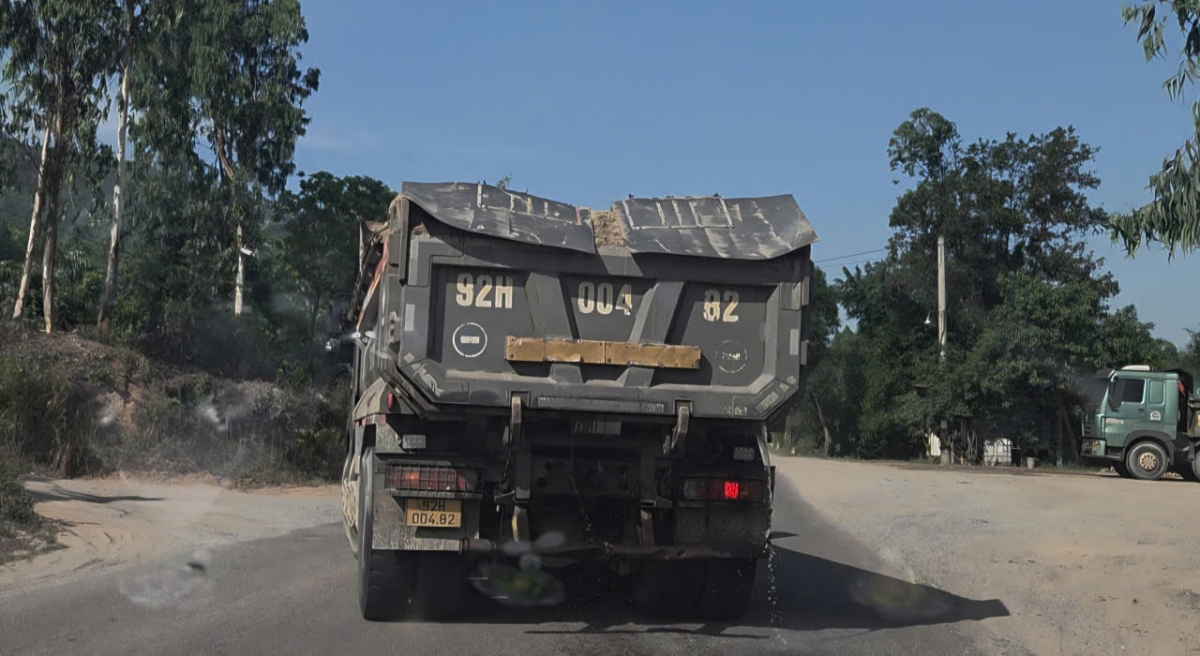 Xe chở cát, sỏi để nước chảy ra đường trên tuyền QL 14B Xe chở cát, sỏi để nước chảy ra đường trên tuyền QL 14B