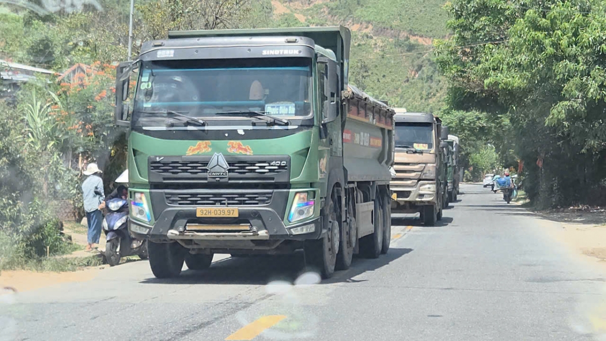 Đà Nẵng: Xe chở cát, sỏi nối đuôi nhau trên QL14B, người cao tuổi bất an Đà Nẵng: Xe chở cát, sỏi nối đuôi nhau trên QL14B, người cao tuổi bất an