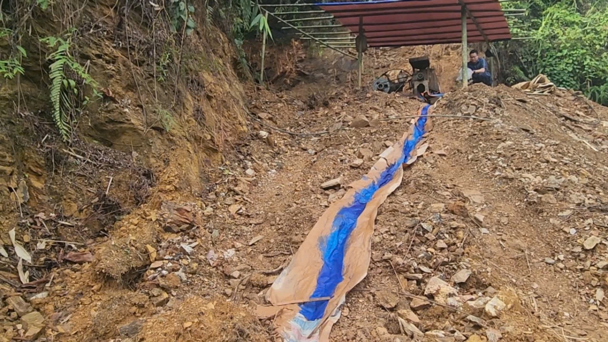 Các đối tượng khi thấy phóng viên đã nhanh chân Cao Bằng: Phát hiện điểm khai thác quặng trái phép tại xã Minh Khai