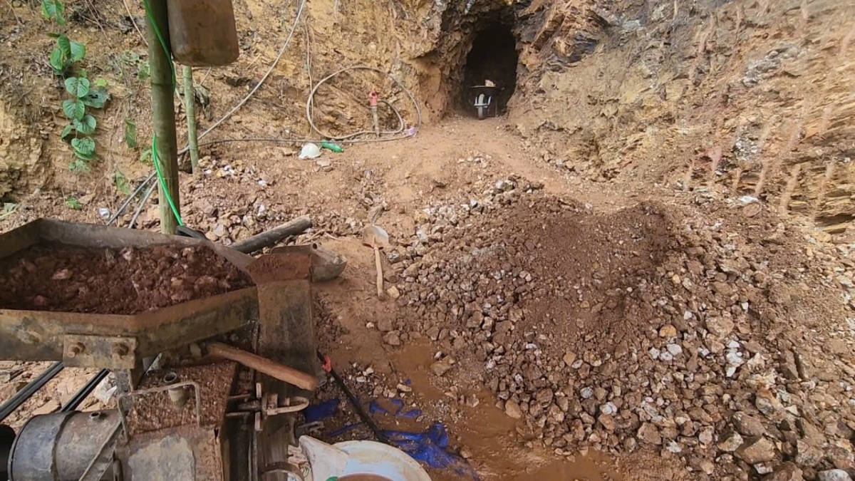 Máy móc, dụng cụ các đối tượng phục vụ khai thác trái phép Cao Bằng: Phát hiện điểm khai thác quặng trái phép tại xã Minh Khai