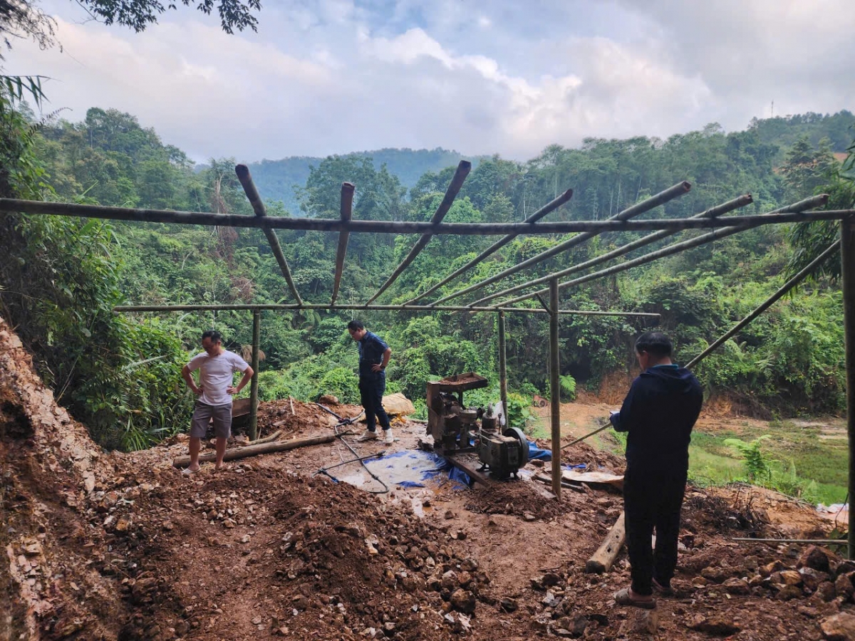 Công an, UBND xã Minh Khai cùng phóng viên phối hợp ghi nhận tại hiền trường Công an, UBND xã Minh Khai cùng phóng viên phối hợp ghi nhận tại hiền trường