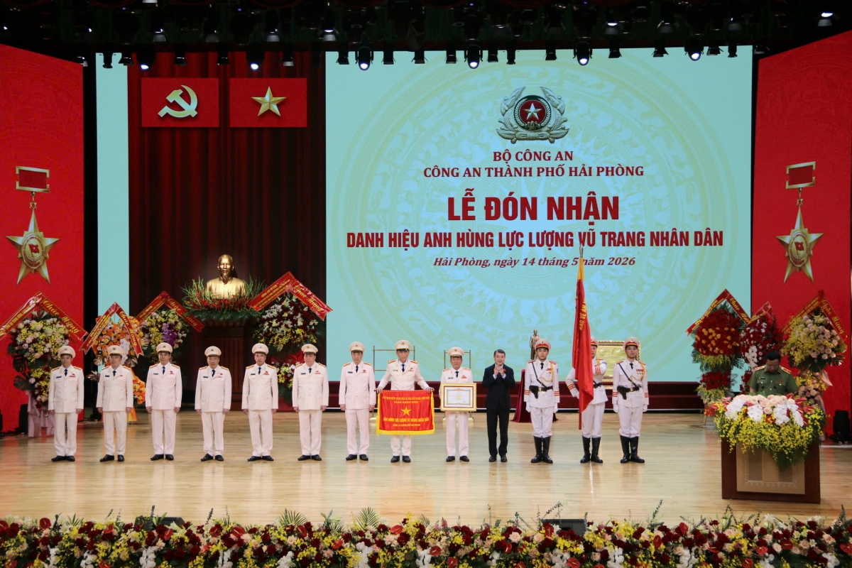 Với những thành tích nổi bật, ngày 17/4/2026, Công an thành phố Hải Phòng vinh dự được Đảng, Nhà nước phong tặng Danh hiệu Anh hùng Lực lượng vũ trang Nhân dân giai đoạn 2015 - 2025. Với những thành tích nổi bật, ngày 17/4/2026, Công an thành phố Hải Phòng vinh dự được Đảng, Nhà nước phong tặng Danh hiệu Anh hùng Lực lượng vũ trang Nhân dân giai đoạn 2015 - 2025.